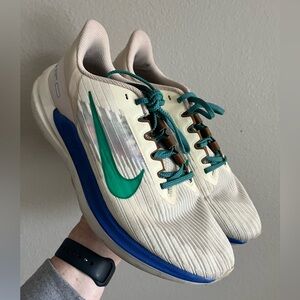 Nike‎ Mens Air Winflo 9 PRM Running Shoe in Coconut Milk/Stadium Green-sanddrift